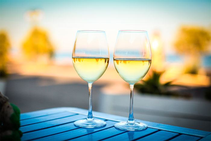 Las características del txakoli que lo hacen perfecto para el verano.